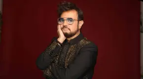 Aleks Syntek recibe peculiar invitaci&oacute;n de la Universidad del Perreo