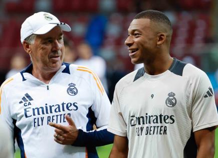 Nuevo delantero del Real Madrid recibe instrucciones de Ancelotti en Varsovia