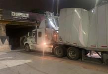 Tráiler atorado en puente causa cierre parcial en el Río Santiago