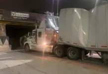 Tr&aacute;iler atorado en puente causa cierre parcial en el R&iacute;o Santiago