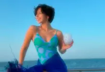 Ángela Aguilar presume su figura en nueva foto en traje de baño