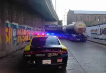 Chofer intoxicado abandona pipa bajo puente en la alameda; FGR asegur&oacute; el veh&iacute;culo