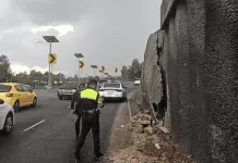 Desprendimiento de barda en Perif&eacute;rico Norte en CDMX