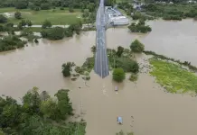Hombre en Puerto Rico muere al intentar cruzar inundación durante fuertes lluvias