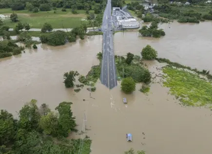 Hombre en Puerto Rico muere al intentar cruzar inundación durante fuertes lluvias