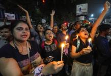 Protestas y disturbios en India por violación y asesinato de médica