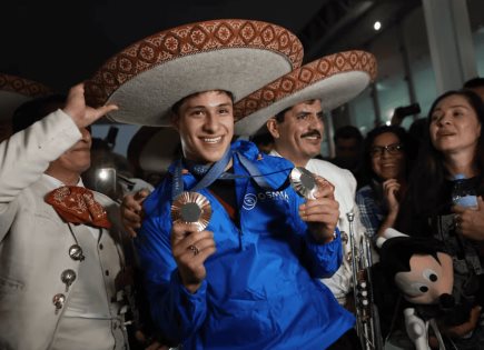 Reciben a Osmar Olvera medallista en los Juegos Olímpicos de París 2024