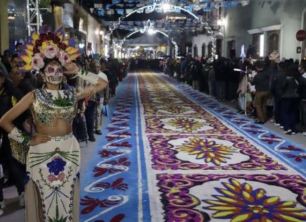 Una ruta de 7 kilómetros de tapetes de aserrín honra a la Virgen en el centro de México