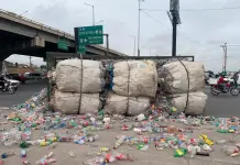 Tiran cientos de botellas de PET en Perif&eacute;rico y carretera a Rioverde