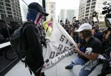 Enfrentamiento entre manifestantes y polic&iacute;a en Chicago