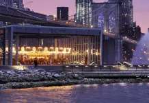 Barco mexicano choca con la base del puente de Brooklyn en Nueva York