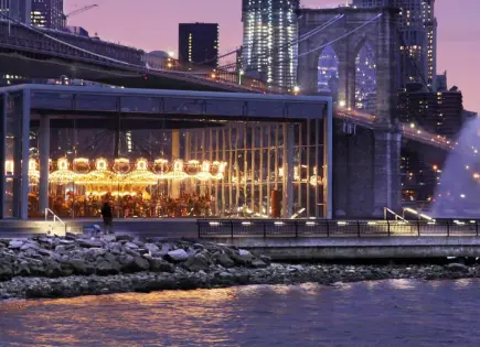 Barco mexicano choca con la base del puente de Brooklyn en Nueva York