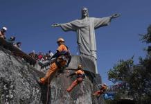 Equipo de limpieza en acción en el Cristo Redentor de Río de Janeiro