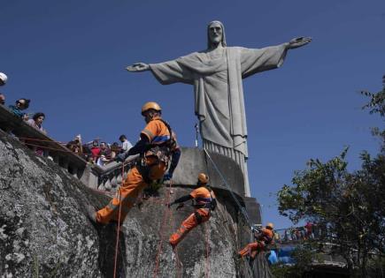 Equipo de limpieza en acción en el Cristo Redentor de Río de Janeiro