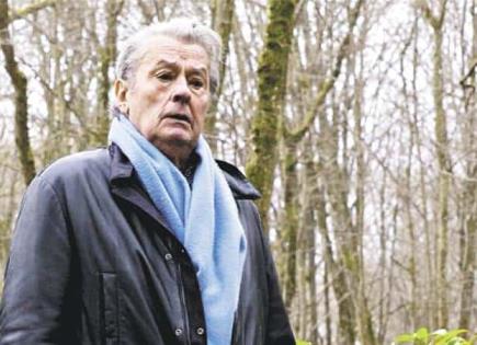 Alain Delon reposa con sus perros