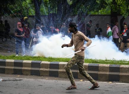 Policía india dispara gases lacrimógenos durante protesta contra violación y asesinato de doctora