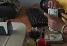 El dólar abre a la baja; se vende en 19.47 pesos al mayoreo El dólar abre a la baja; se vende en 19.47 pesos al mayoreo