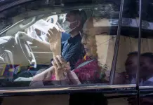 Regreso del Dal&aacute;i lama a India tras operaci&oacute;n de rodilla en EE. UU.