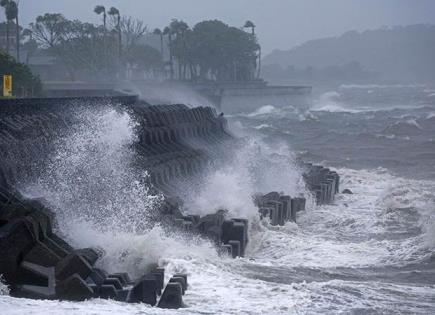 Tifón provoca alerta en Japón