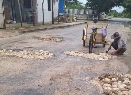 Abuelo solidario repara baches en su comunidad