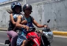 Pareja de Motociclistas con Bebé en Viaducto: Peligro Vial