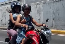 Pareja de Motociclistas con Bebé en Viaducto: Peligro Vial