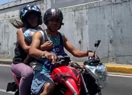 Pareja de Motociclistas con Bebé en Viaducto: Peligro Vial