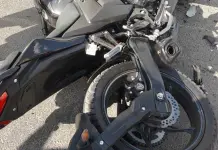 Motocicleta choca contra camioneta de personal Motocicleta choca contra camioneta de personal