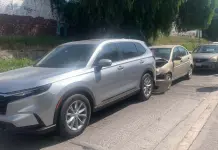 Choque en R&iacute;o Santiago deja da&ntilde;os materiales en tres veh&iacute;culos