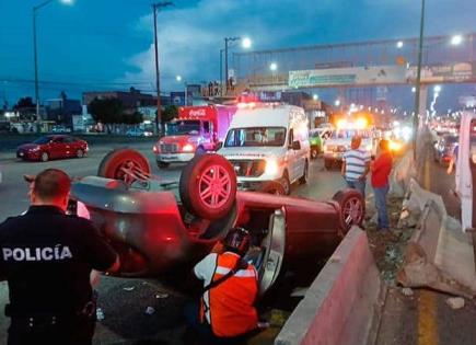 Dos lesionadas, saldo de volcadura de carro