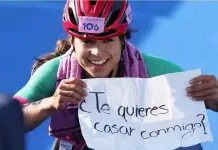 Mexicana Brenda Osnaya propone matrimonio en París 2024 Mexicana Brenda Osnaya propone matrimonio en París 2024