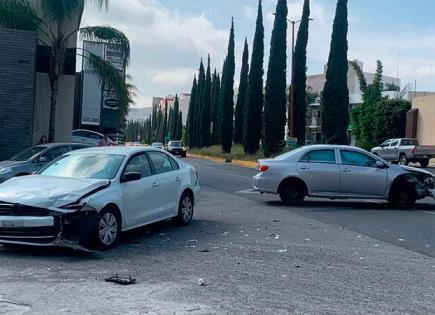 Chocan automóviles en Av. Tercer Milenio