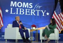 Trump critica la aceptación de personas trans y corteja a sus bases en evento de Moms for Liberty