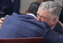 Fiscal&iacute;a pide revisi&oacute;n del caso de Alec Baldwin por muerte de Halyna Hutchins