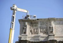 Rayo daña el Arco de Constantino en Roma