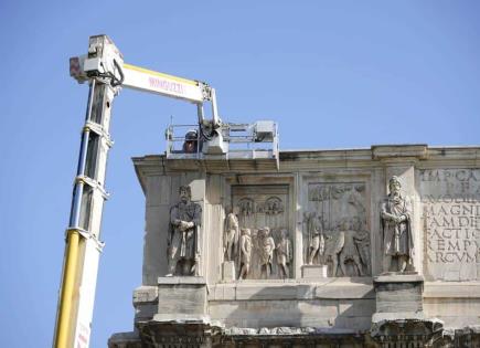 Rayo daña el Arco de Constantino en Roma