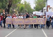 Empleados exigen a senadores de oposición no chapulinear