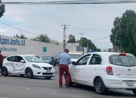 Chocan dos autos en Carr. a México