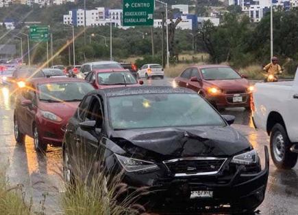 Por alcance, chocan autos en el Periférico