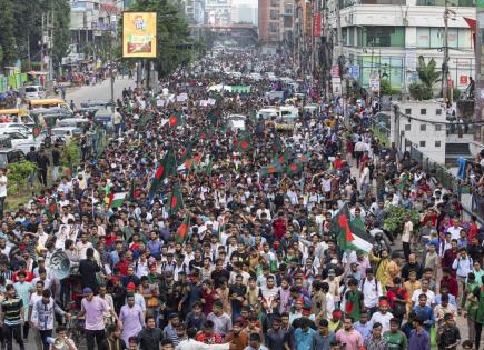 Protestas masivas en Bangladesh tras derrocamiento de Sheikh Hasina