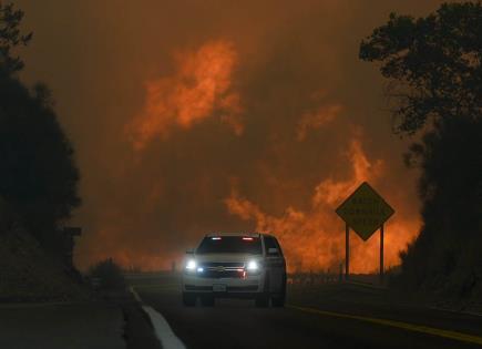 Decenas de miles de viviendas corren peligro debido a incendio cerca de Los Ángeles