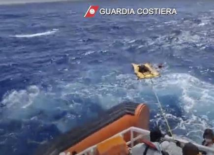 Rescatan seis cuerpos de naufragio en Italia