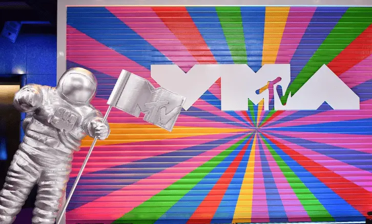 In-D: Hacer sátira desde la caverna de la censura