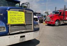 Bloquean la Valles-Tamazunchale por falta de pagos a camioneros