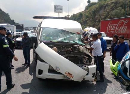 Chofer queda prensado tras choque en la México-Querétaro