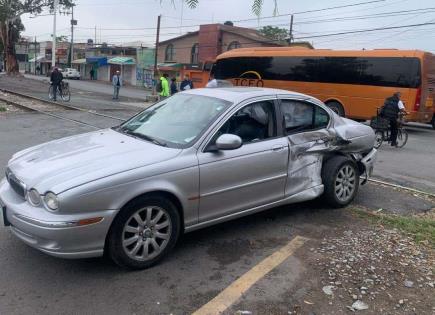 Aparatoso choque en avenida Aeropuerto y Hernán Cortés