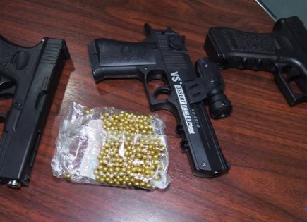 Incautación de réplicas de armas en escuela secundaria