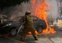 Normalistas de Ayotzinapa queman autos en Congreso de Guerrero