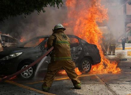 Normalistas de Ayotzinapa queman autos en Congreso de Guerrero