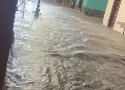 Caos por la lluvia en toda la ciudad e inundaciones inéditas en Centro Histórico